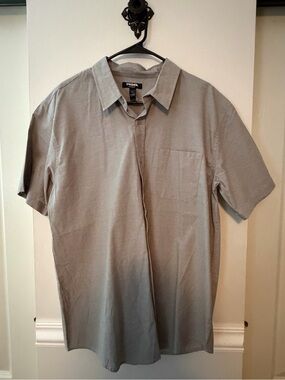 **NWOT RSQ Men's Short-Sleeve Button-Down Shirt in Light Gray